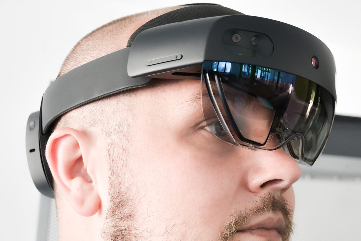 Mann trägt HoloLens 2
